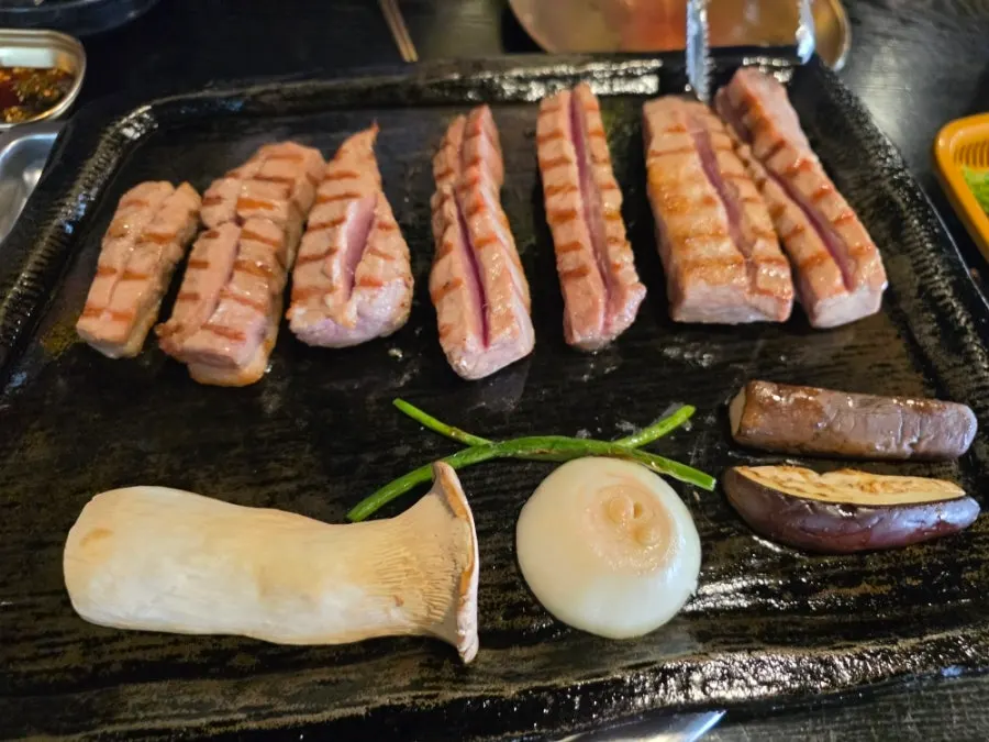 테이블에서 익혀 먹는 초벌 고기