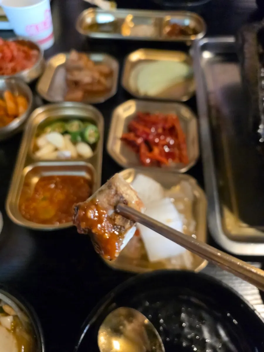 소스와 함께 먹는 숙성 돼지고기