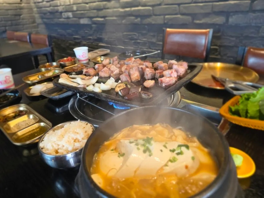 뚝배기 가득 나온 순두부된장찌개