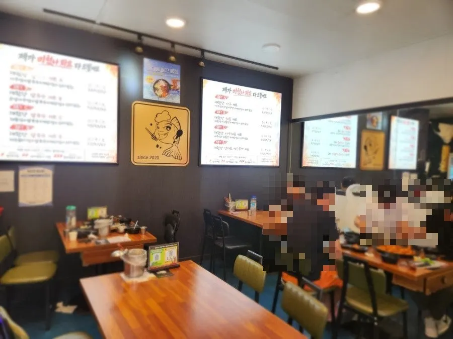 여러 명이 식사하기 좋은 매장 내부
