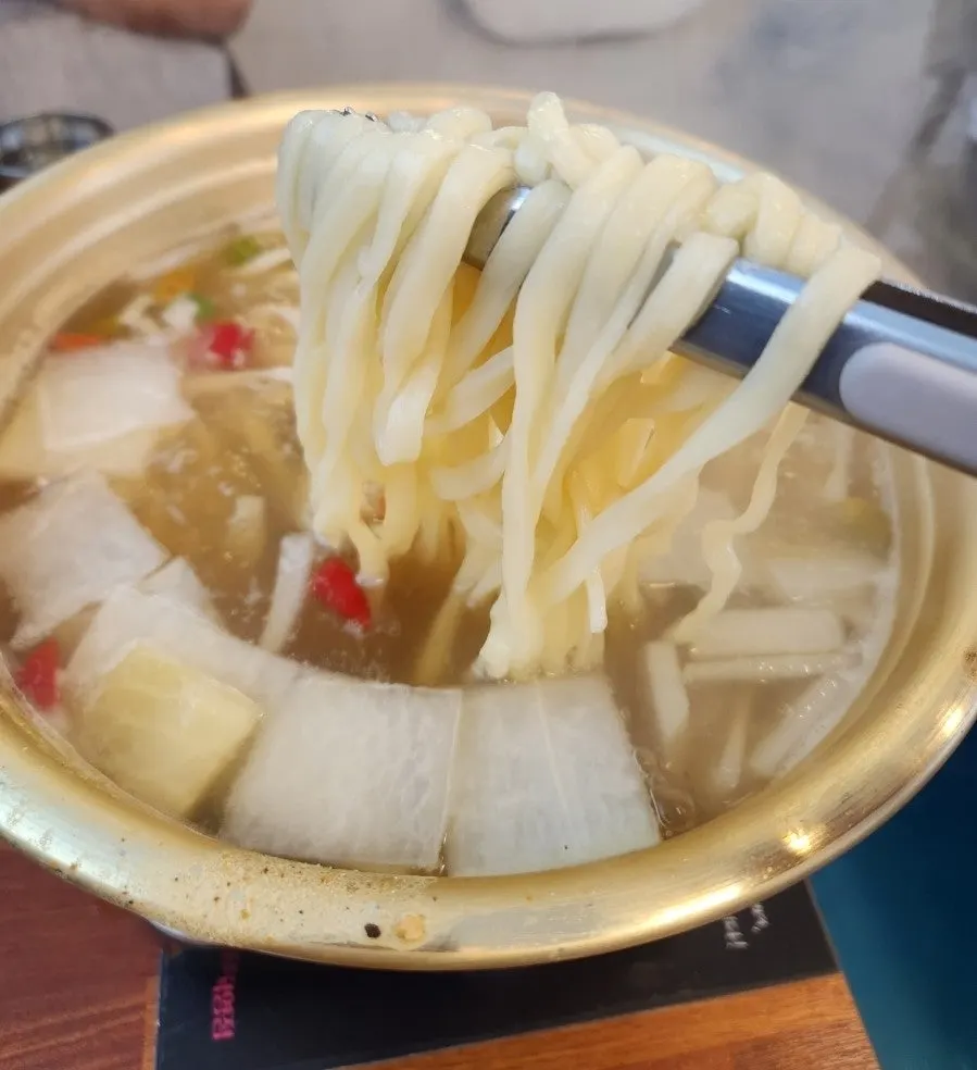기본 반찬이 놓인 식사 테이블