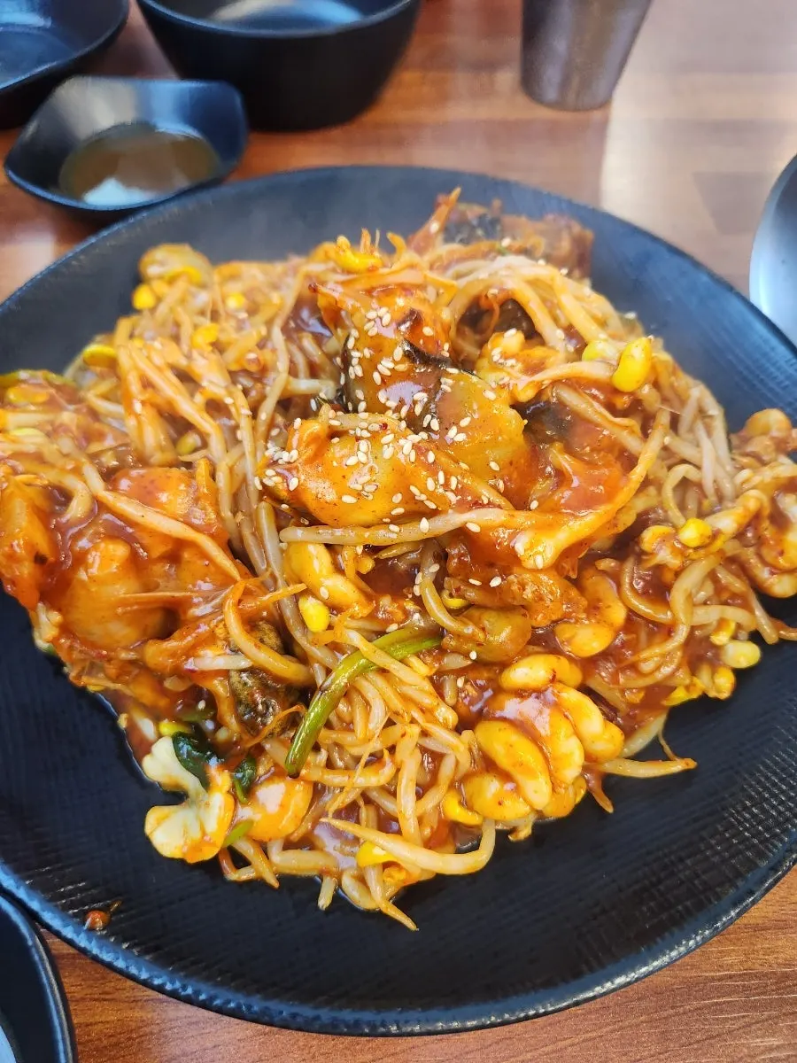 테이블에서 더 끓이는 칼국수