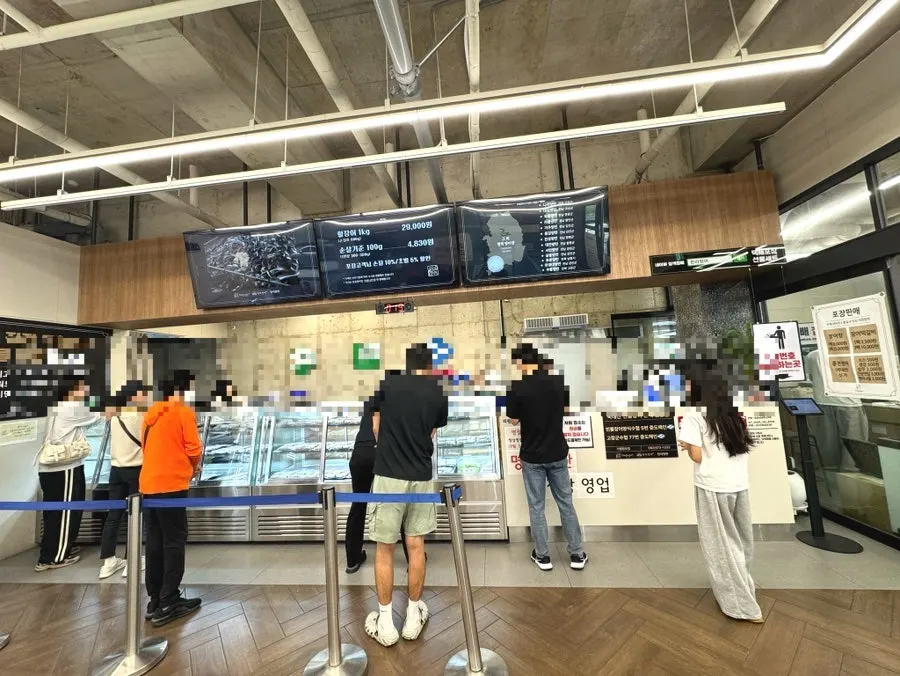 1층 웨이팅 번호표와 장어 판매 공간