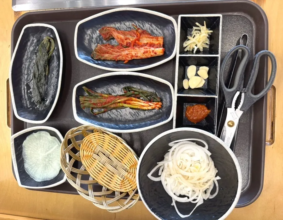 층고 높고 테이블 간격 넓은 2층 식사 공간