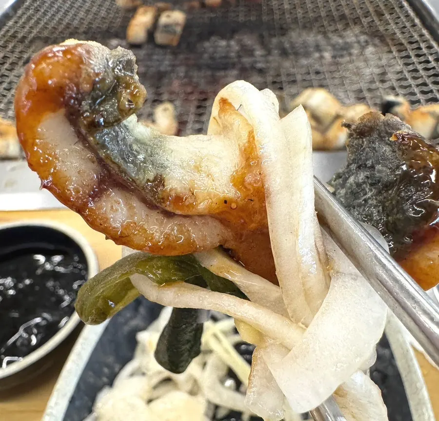 숯불 석쇠 위에서 노릇하게 익어가는 장어