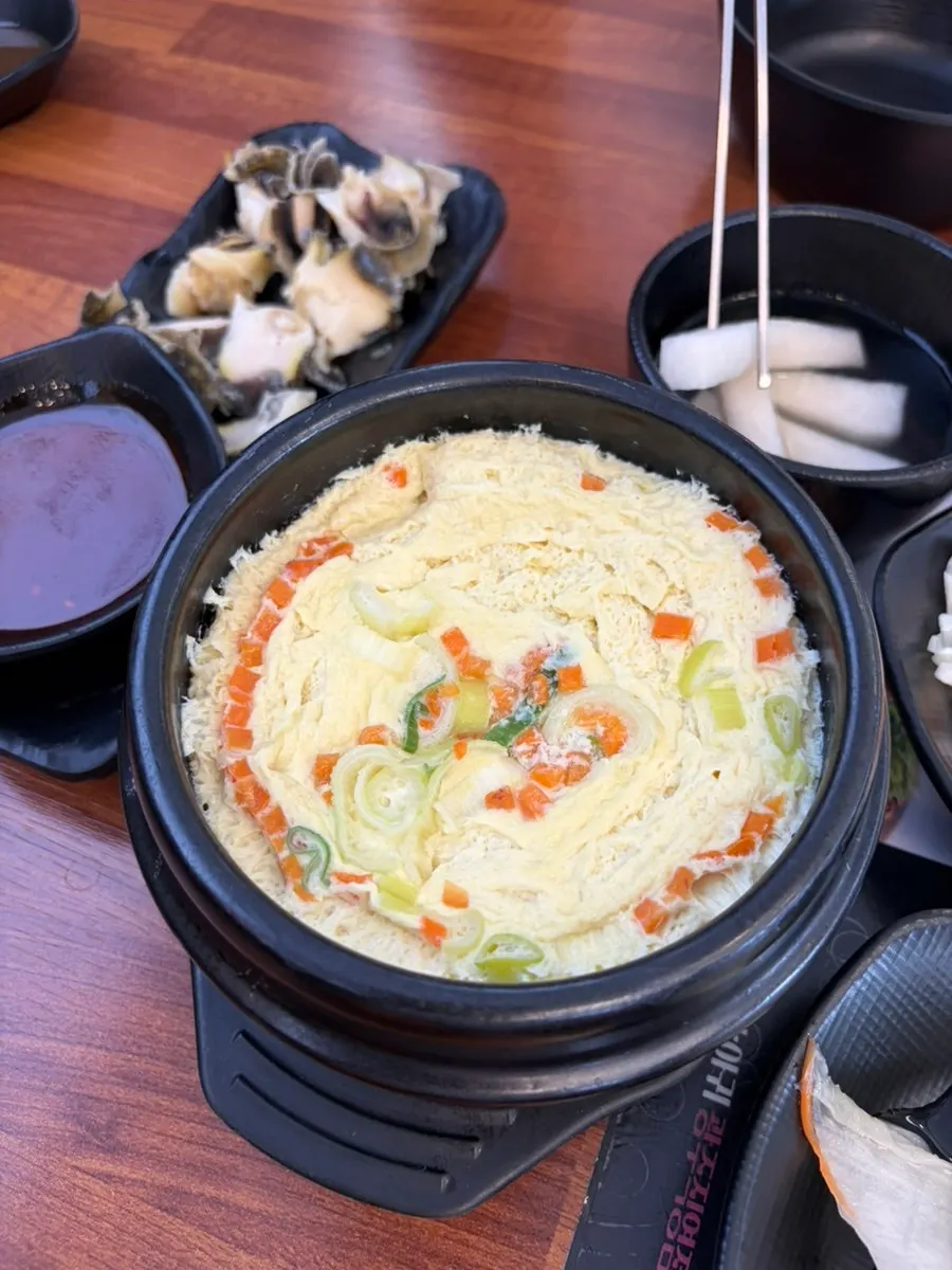 Kalguksu pot simmering at the table