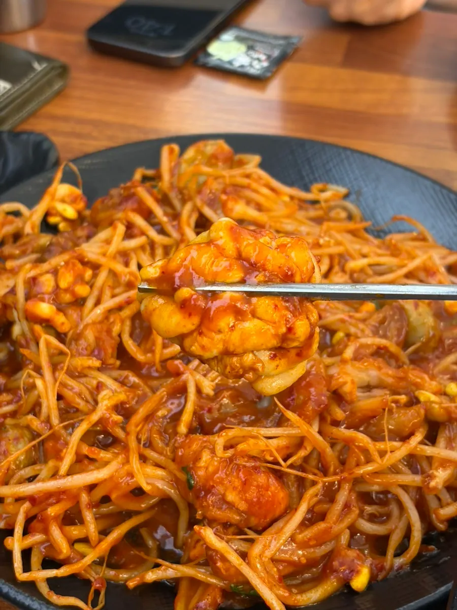 A table completely filled by the kalguksu set