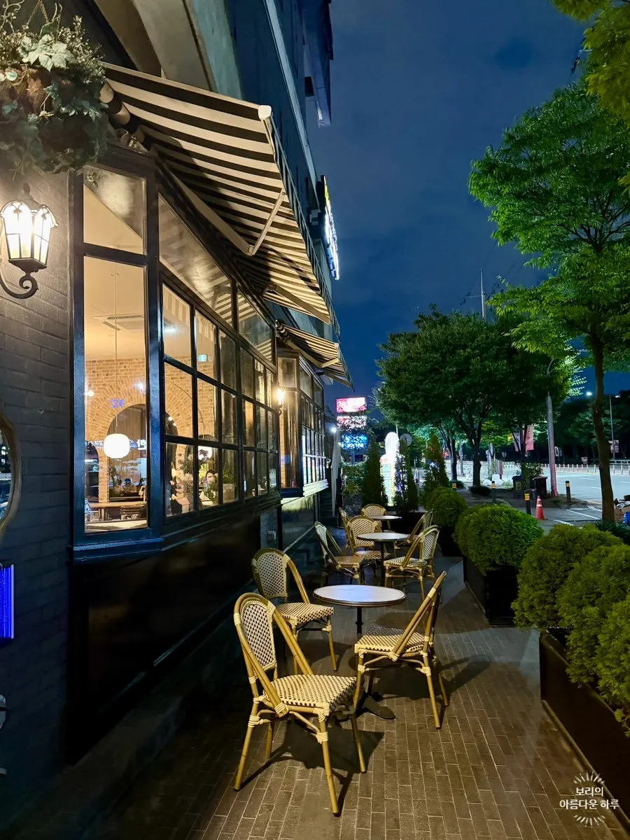 European-feel terrace seating at Bueokgan Sangmu Branch