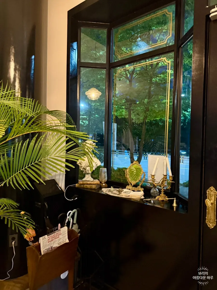 Interior decor at Bueokgan Sangmu Branch