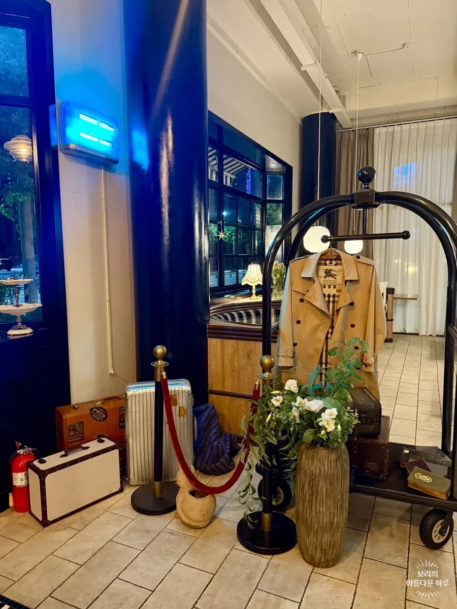 Classic hall atmosphere at Bueokgan Sangmu Branch