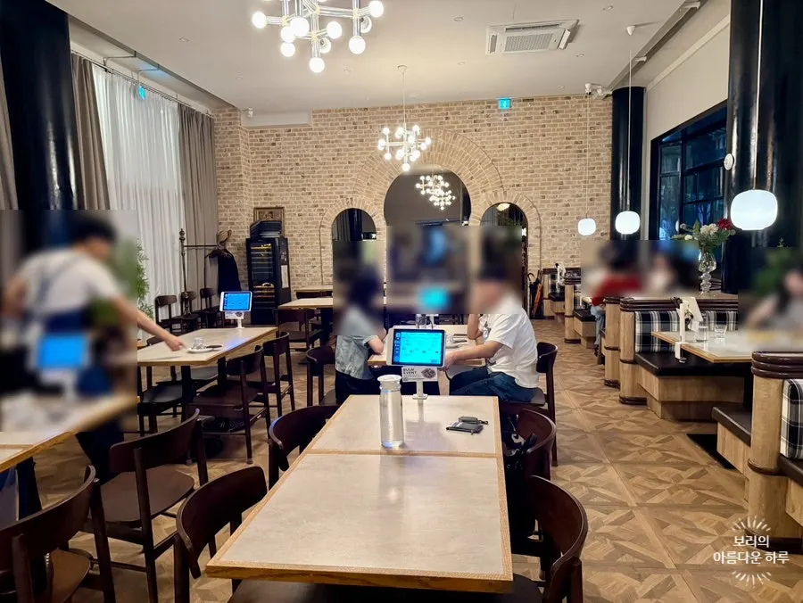 View of the seating hall at Bueokgan Sangmu Branch