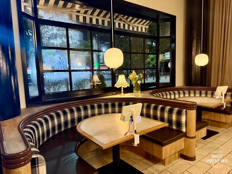 Seating with backrests at Bueokgan Sangmu Branch