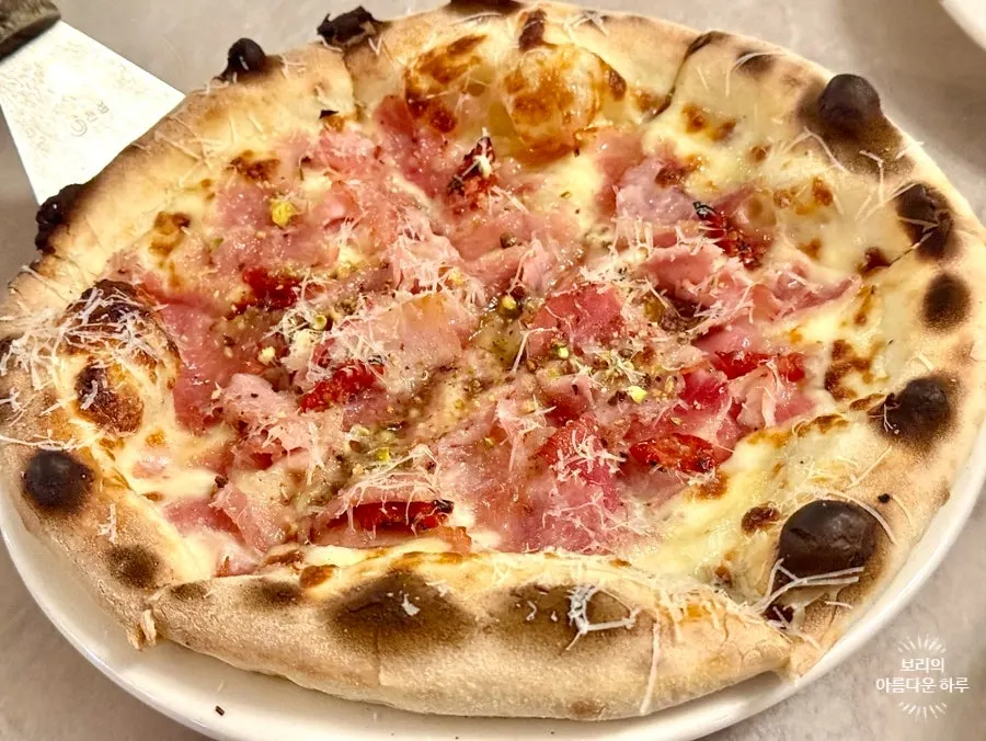Wood-fired jambon pizza at Bueokgan Sangmu Branch