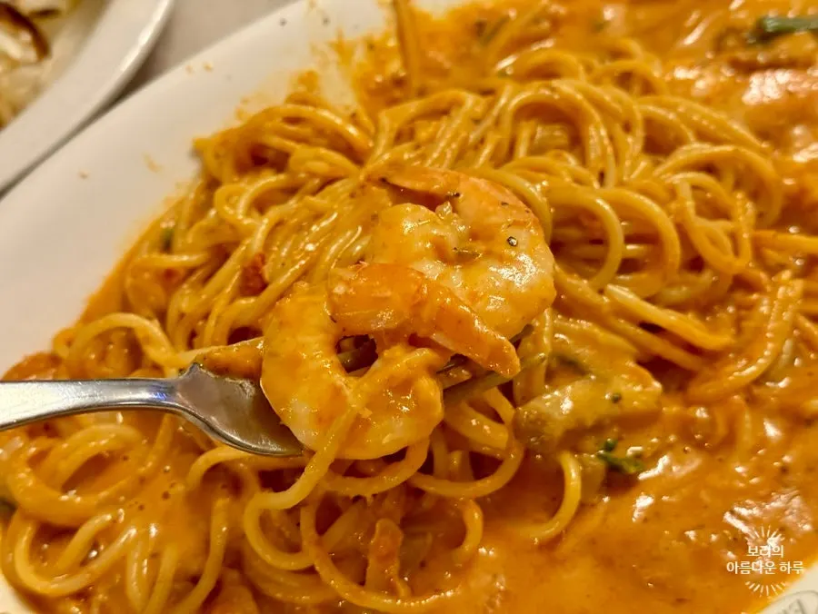 Close-up of rosé pasta with shrimp and button mushrooms