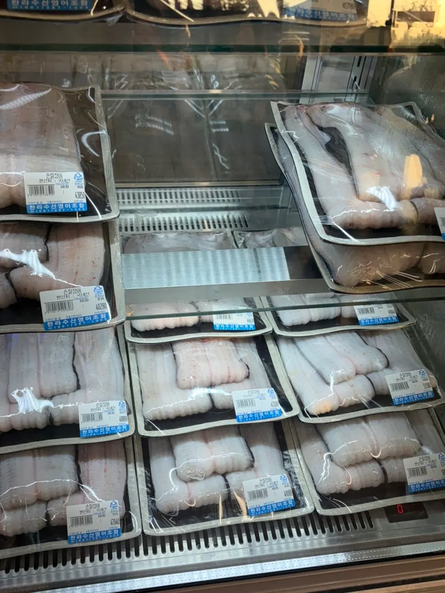 Eel selection counter at Deokeun Jangeo