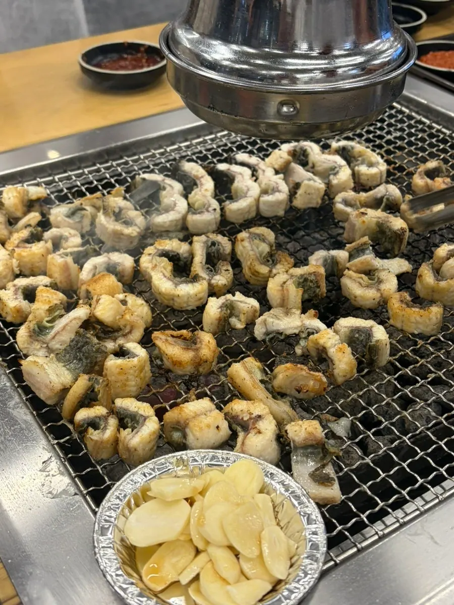 Thick eel selected for the meal