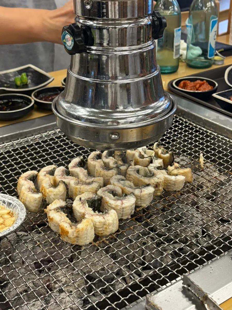 Grilling eel using the method explained by a staff member