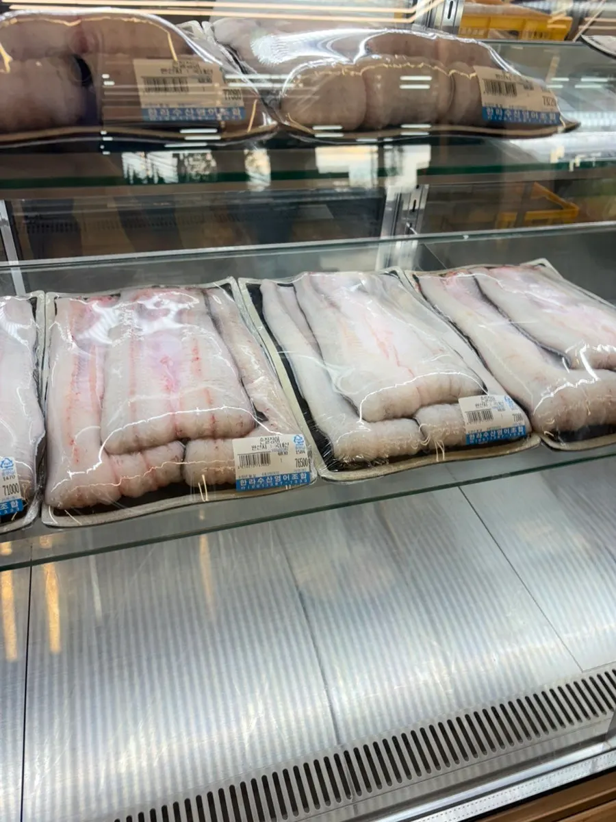 First-floor space at Deokeun Jangeo where eel is chosen