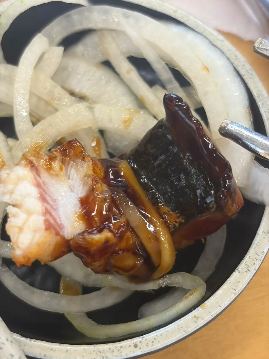 Grilled eel eaten together with pickled radish