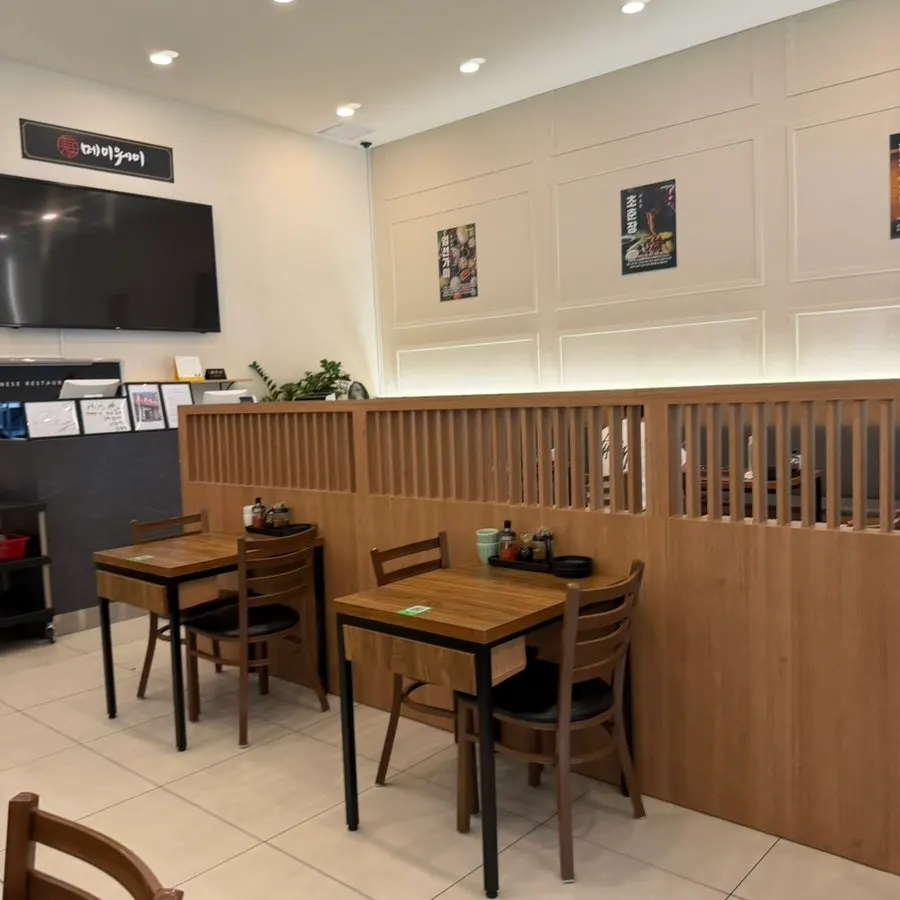 Two- and four-person tables at Mayway