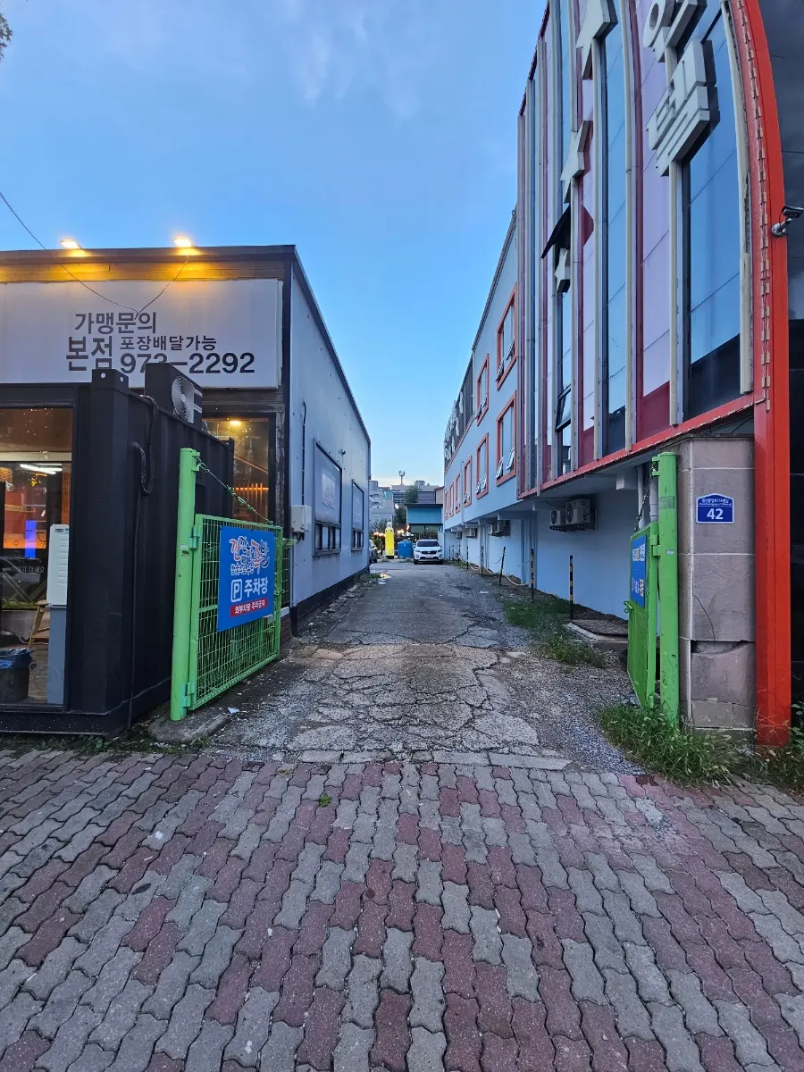 Large parking lot next to the restaurant