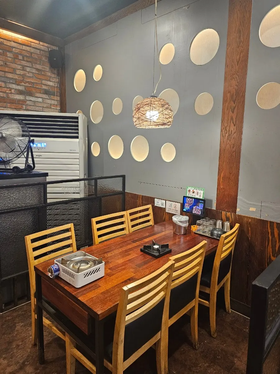 Dining hall tables at Kkankkanhan Jokbal Main Branch