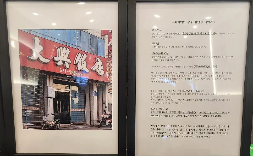 带有隔断的桌椅座位