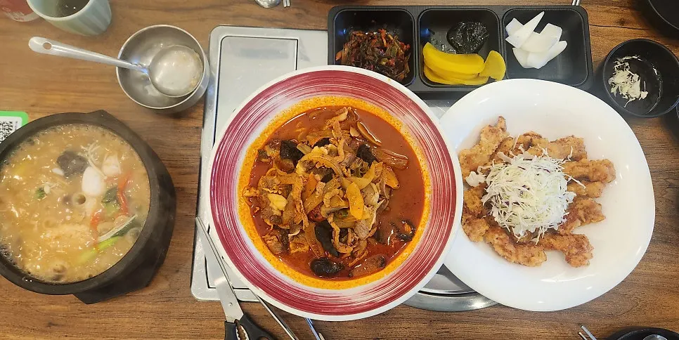 配着酱料摆盘的糖醋肉