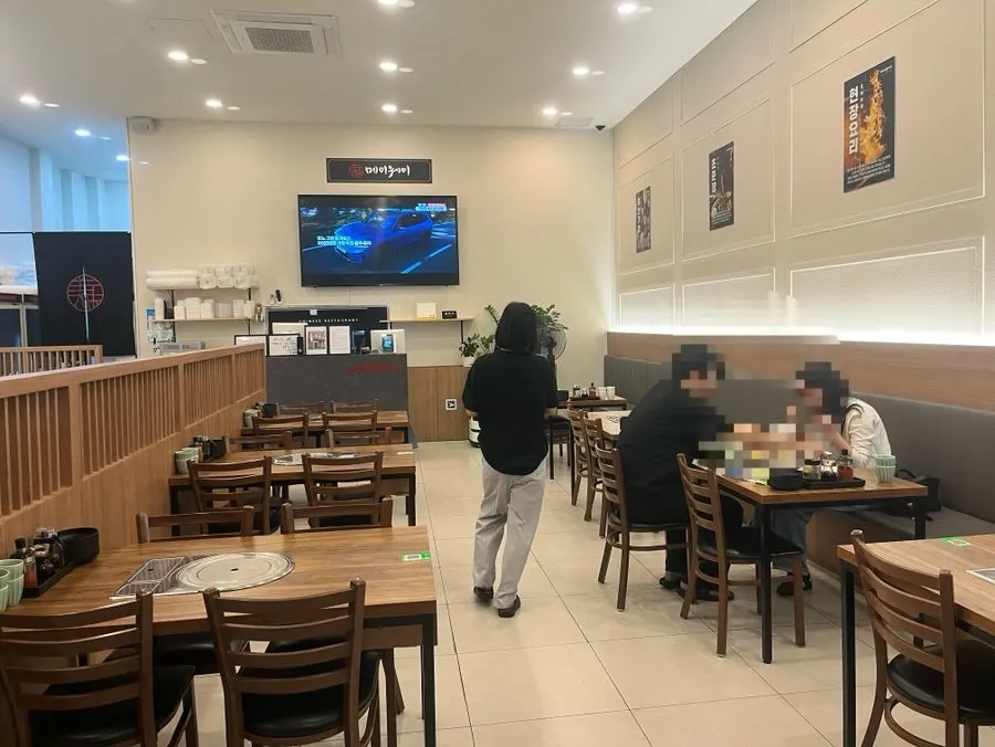 간격 넓게 배치된 메이웨이 테이블