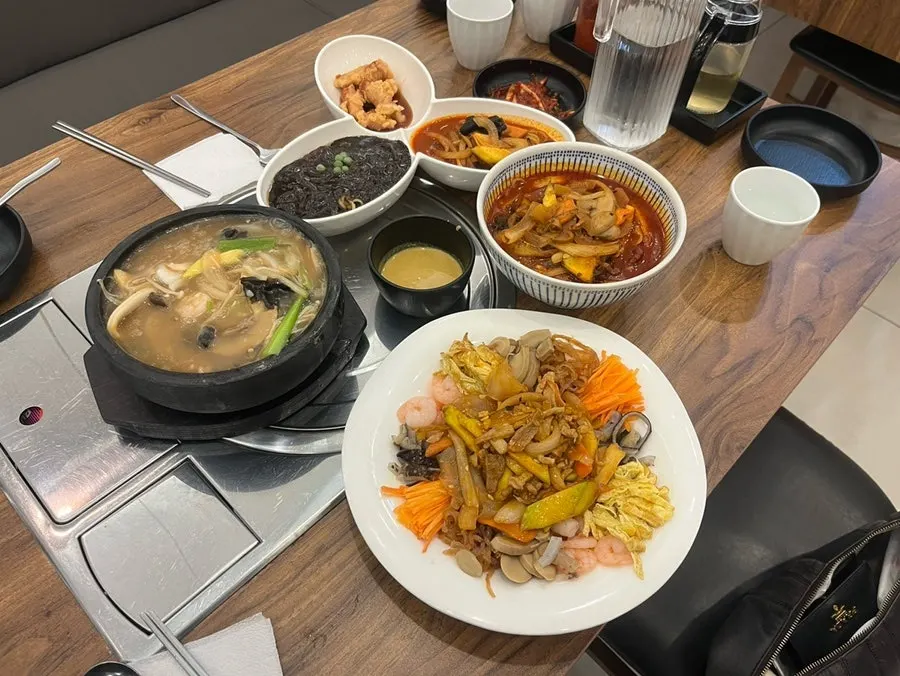 테이블에 차려진 짬뽕과 요리 메뉴