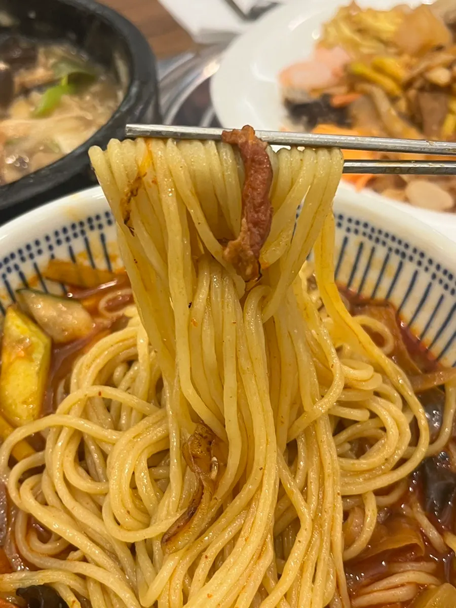 얇은 면을 건져 올린 메이웨이 짬뽕