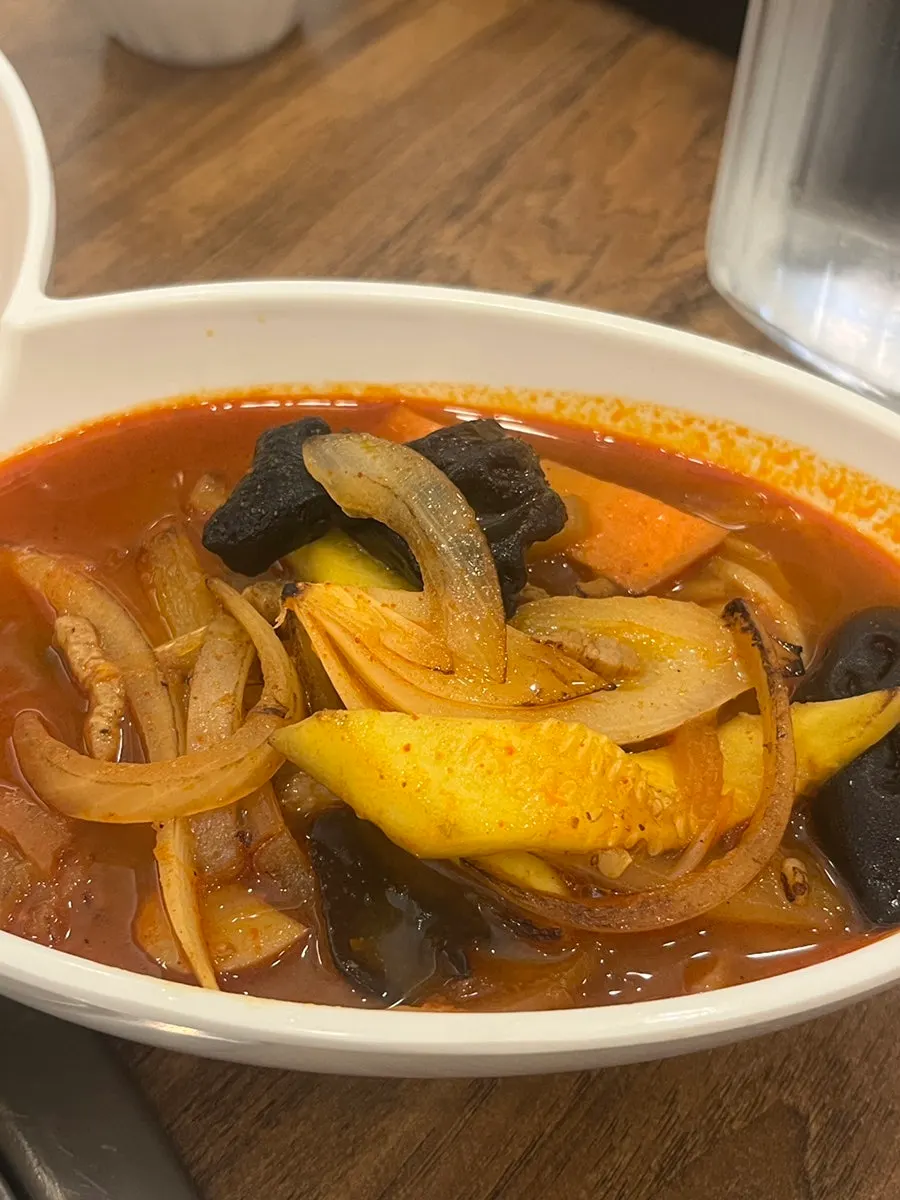 1인정식에 포함된 옛날짜장 느낌의 짜장면