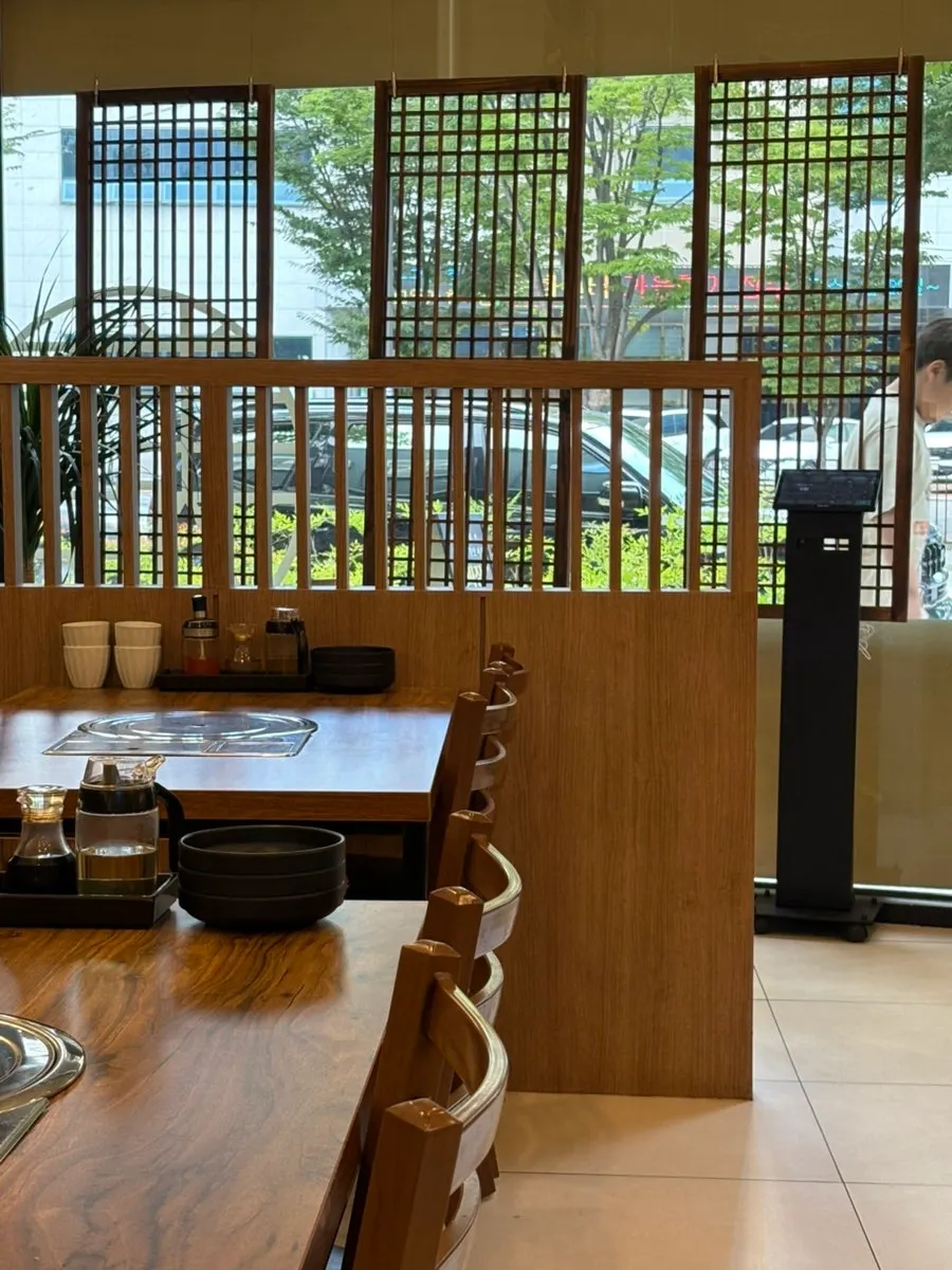 Table seating inside Mayway