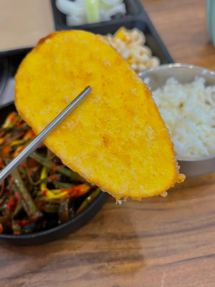 Thin fried sweet potato chips served before the meal