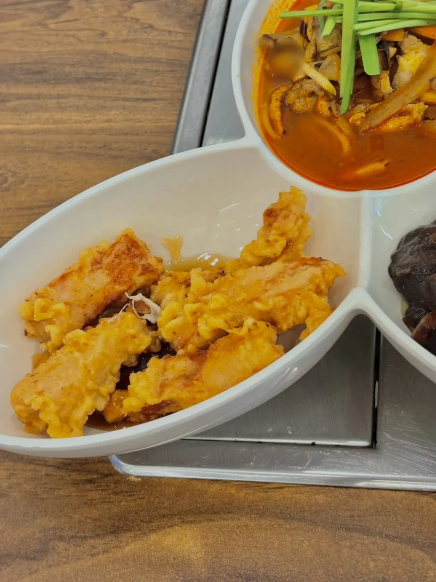 Thick jjajang included in the solo set meal