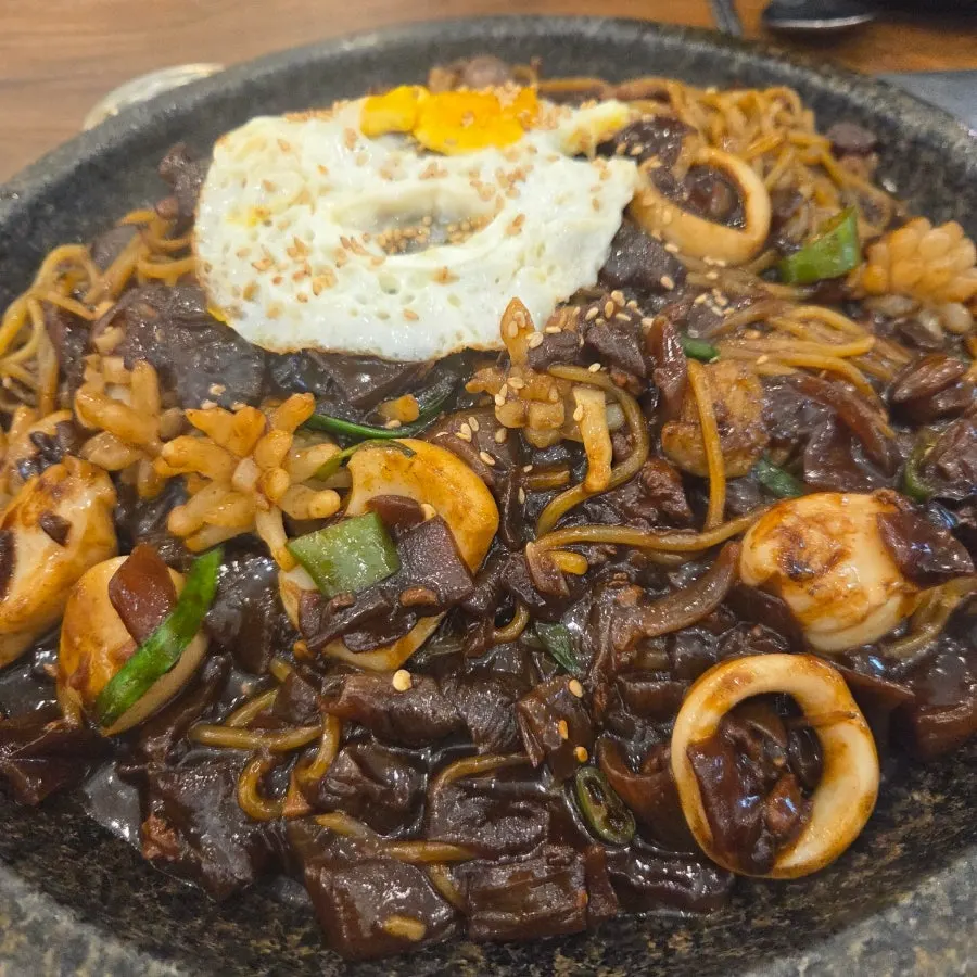 불향과 해산물이 들어간 돌짜장