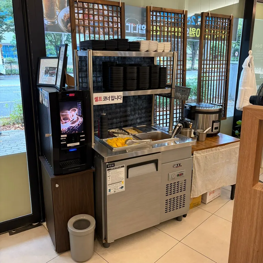 Self-service corner for extra side dishes and rice
