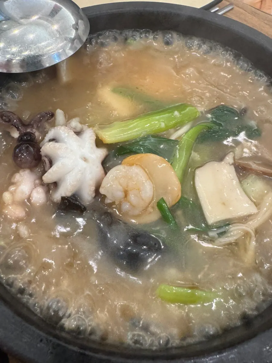 뚝배기에 담긴 해물누룽지탕