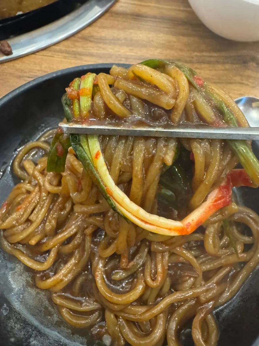 양념이 넉넉한 돌짜장 면