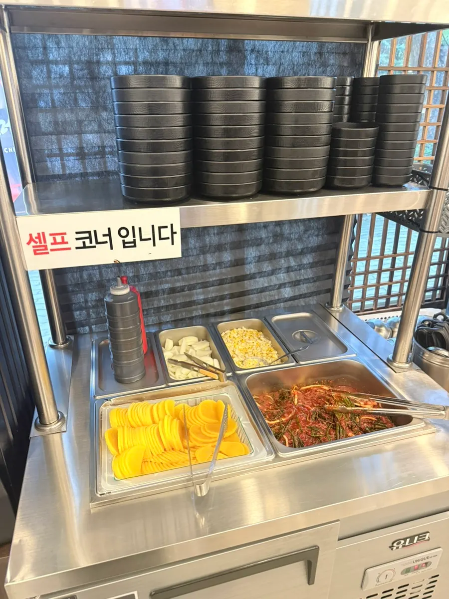 テーブルの唐辛子粉、醤油、お酢