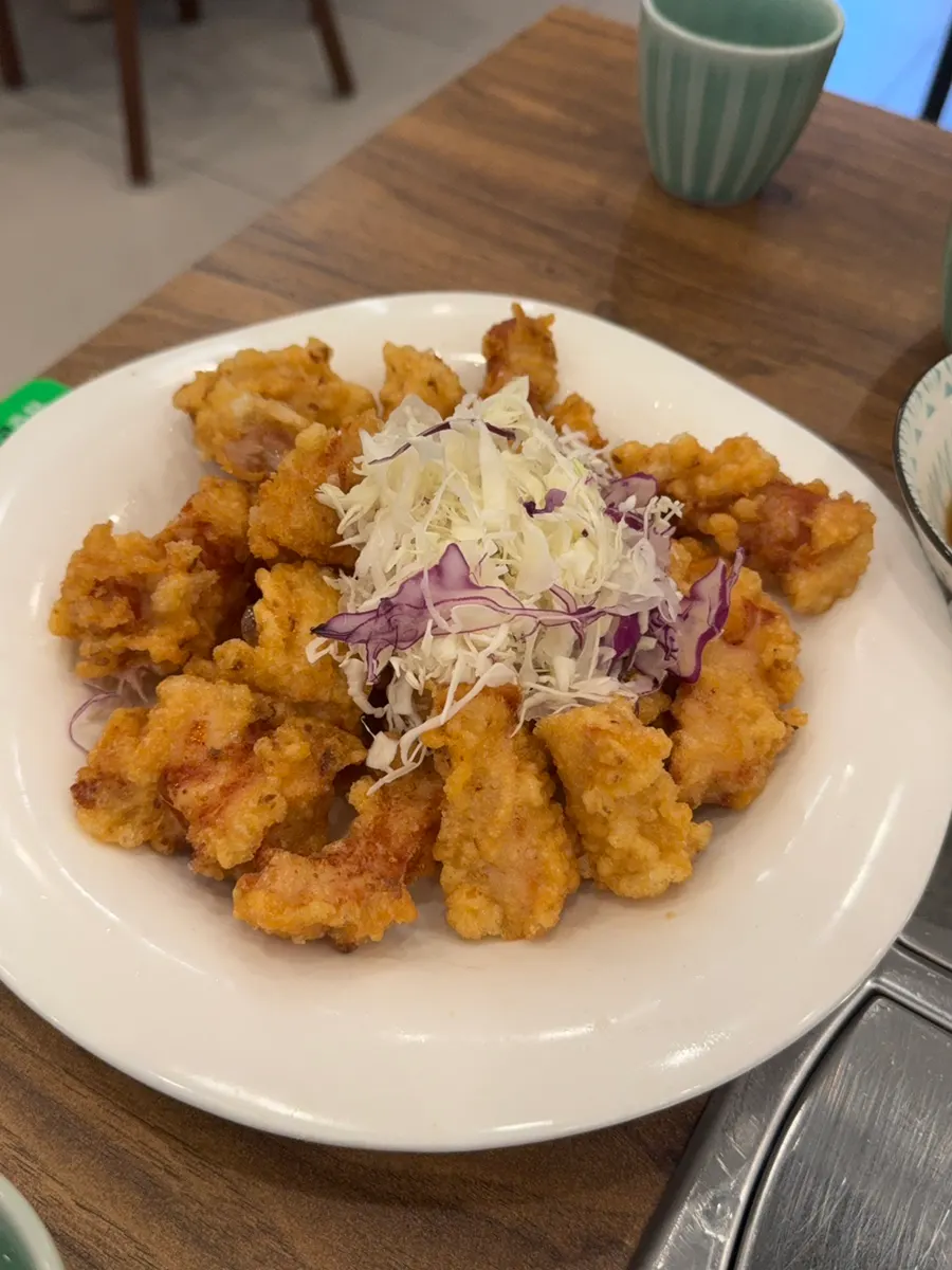 ぐつぐつ煮える石焼ジャージャー麺の麺と具材