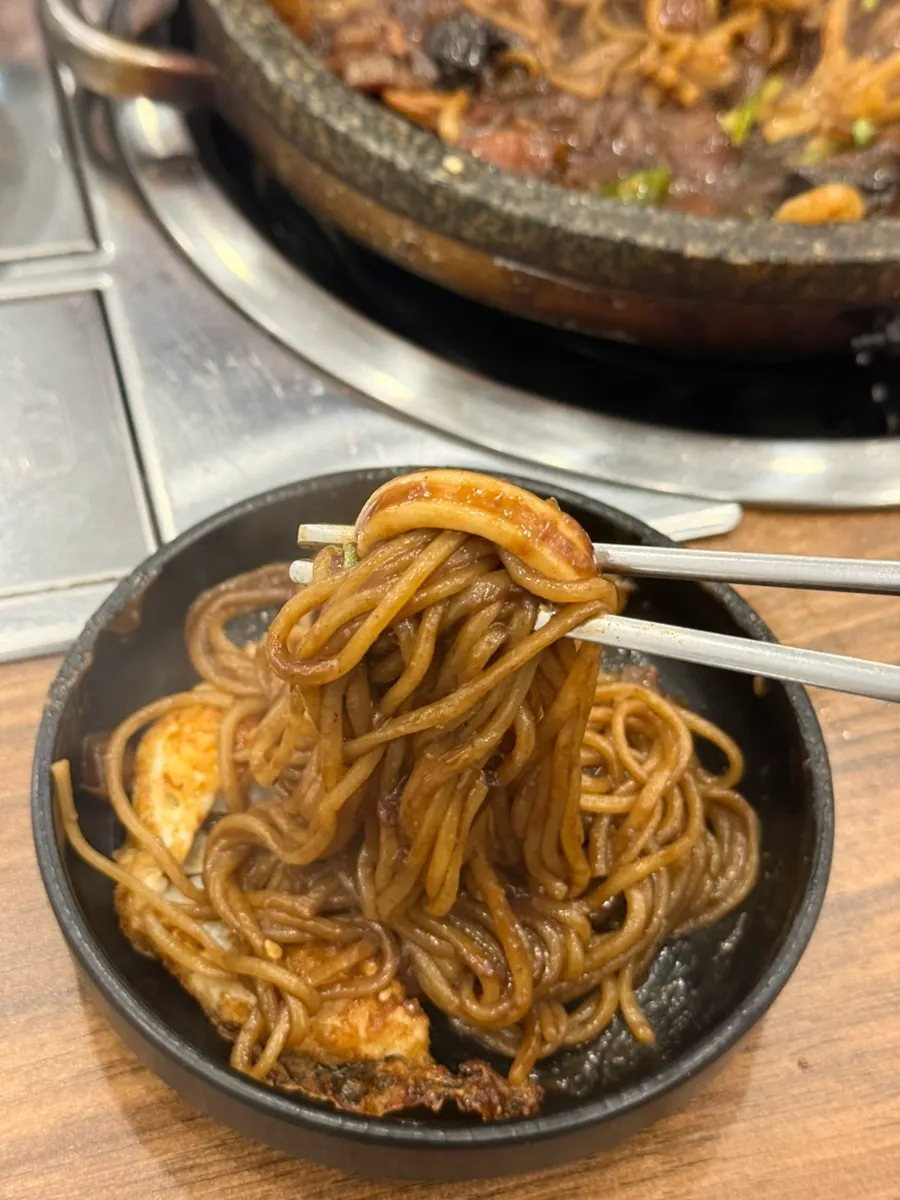 唐辛子粉入り醤油につけるタンスユク