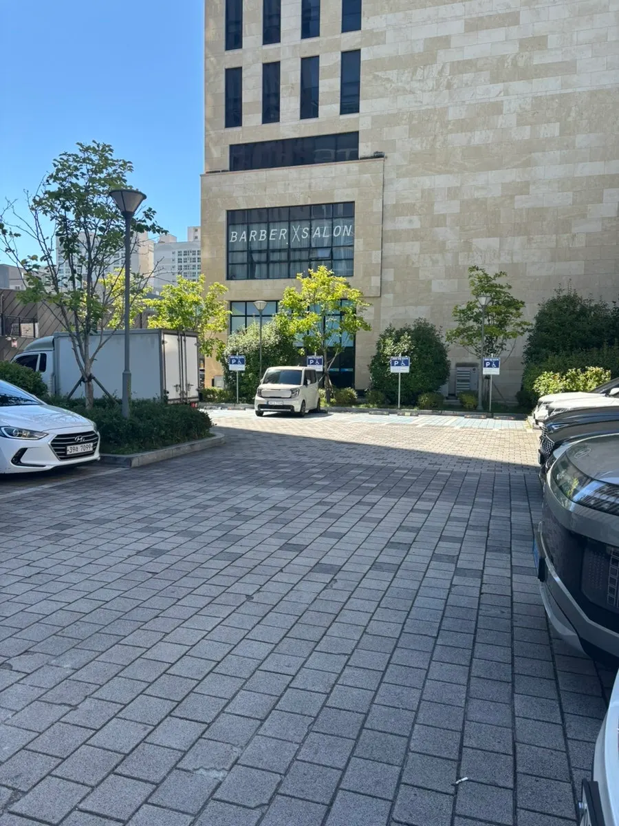 건물 2층 필링돈까스 안내