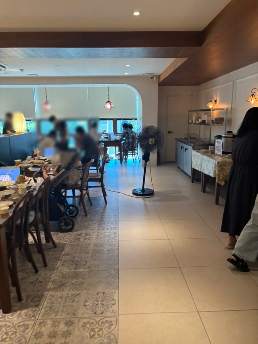 주말 손님이 가득한 홀 풍경
