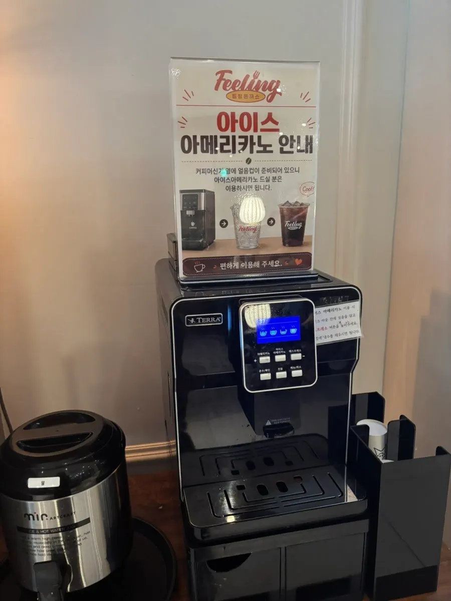 토스트와 딸기쨈을 담은 접시