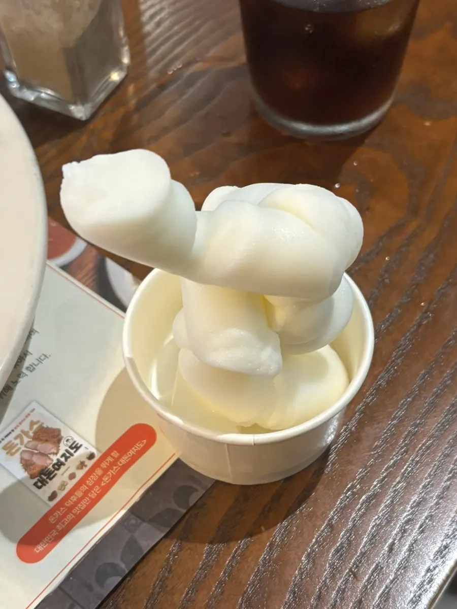 돈까스 한 조각을 집어 든 모습