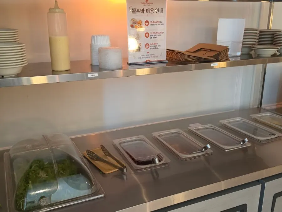 룸 옆에 마련된 넓은 단체석