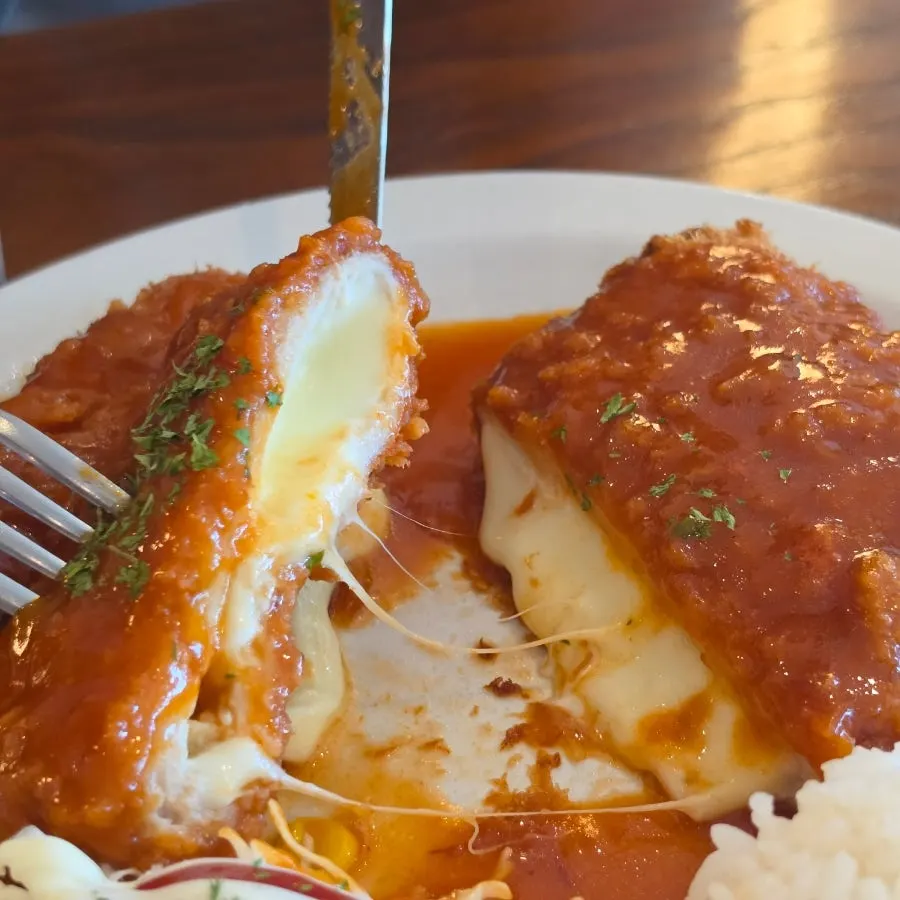 두툼하게 썰린 왕치즈돈까스 단면