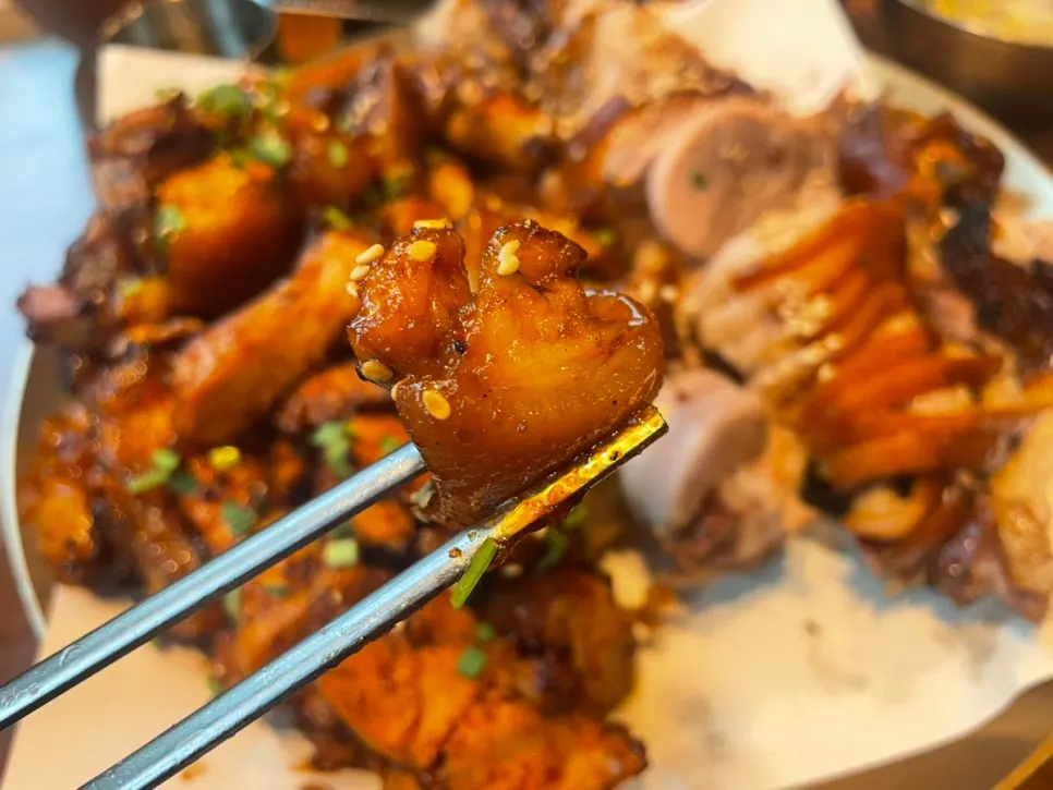Cross-section of crispy-outside, tender-inside charcoal-grilled jokbal