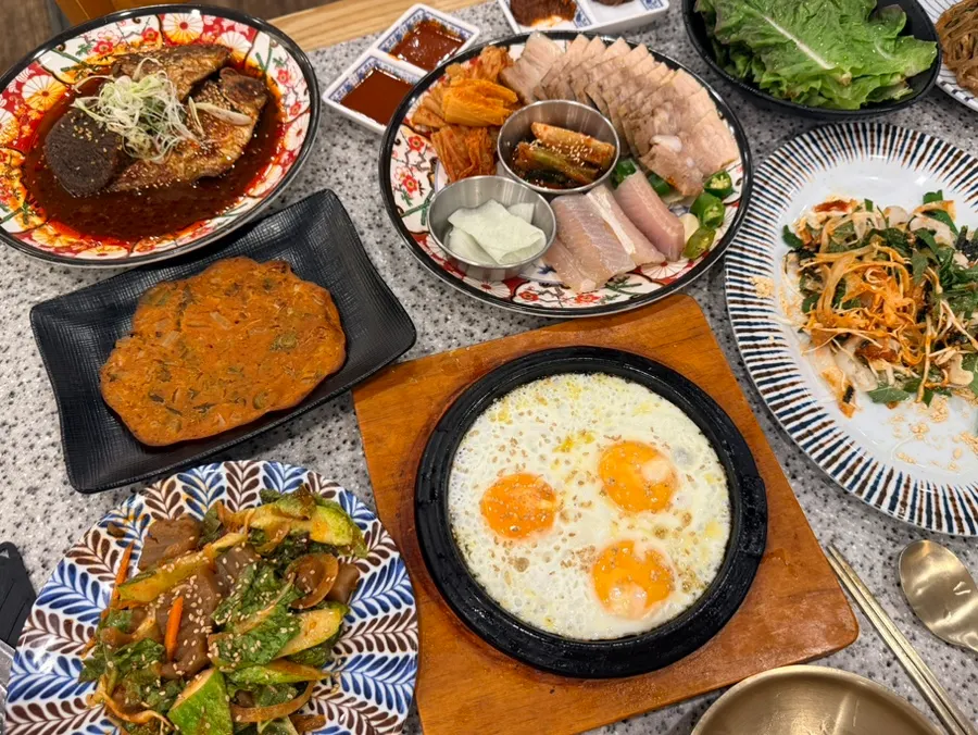따뜻한 물에 담겨 나온 수저세트